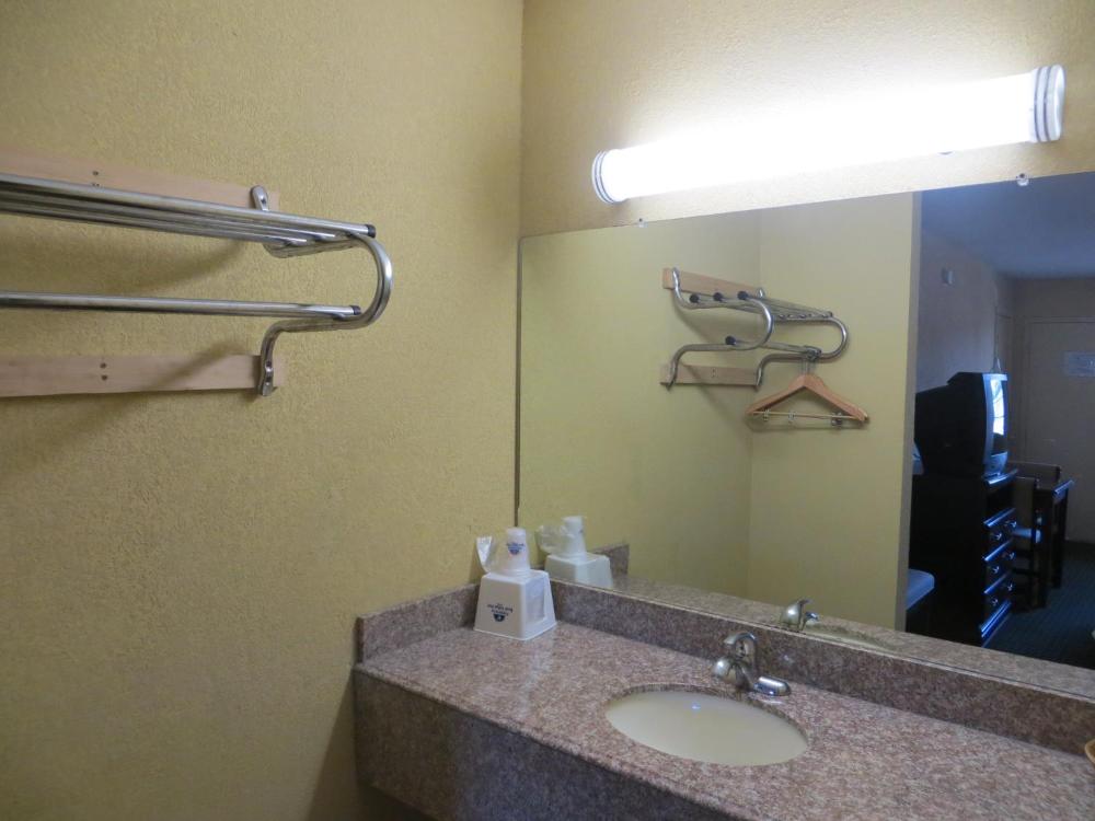 King Room - Non-Smoking at Welcome Inn, photo 2