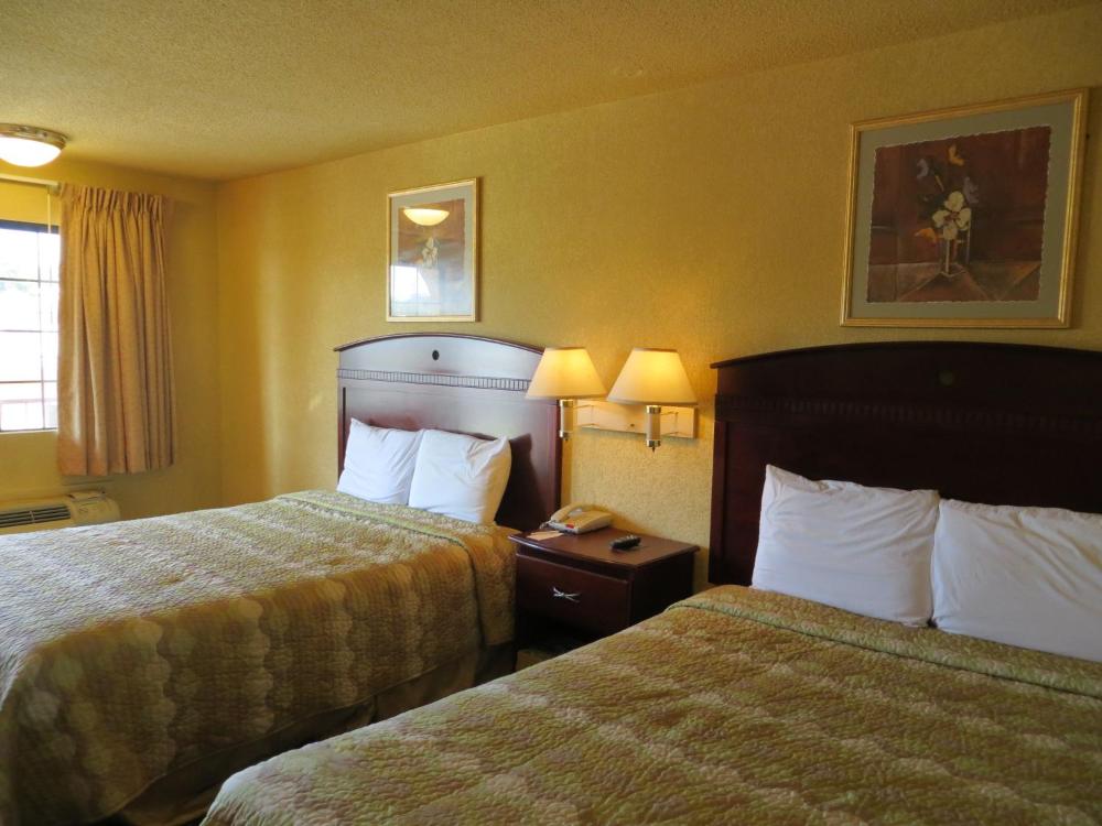 Queen Room with Two Queen Beds - Smoking at Welcome Inn, photo 2