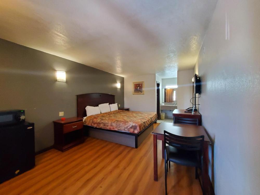 King Room - Smoking  at Welcome Inn, photo 5