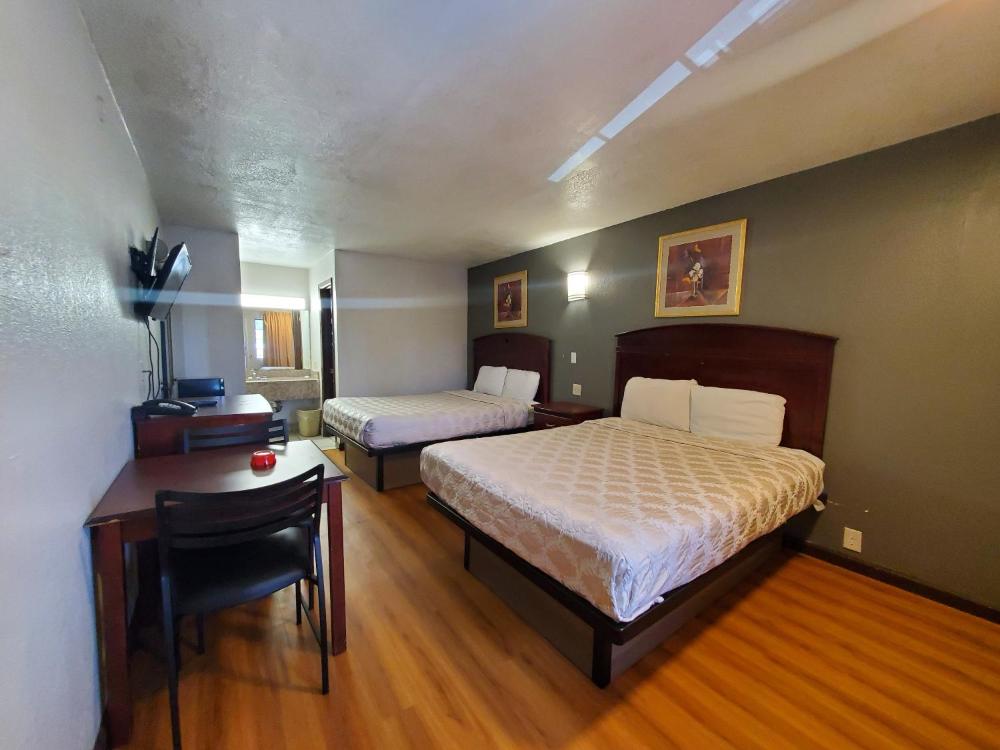 Queen Room with Two Queen Beds - Smoking at Welcome Inn, photo 4