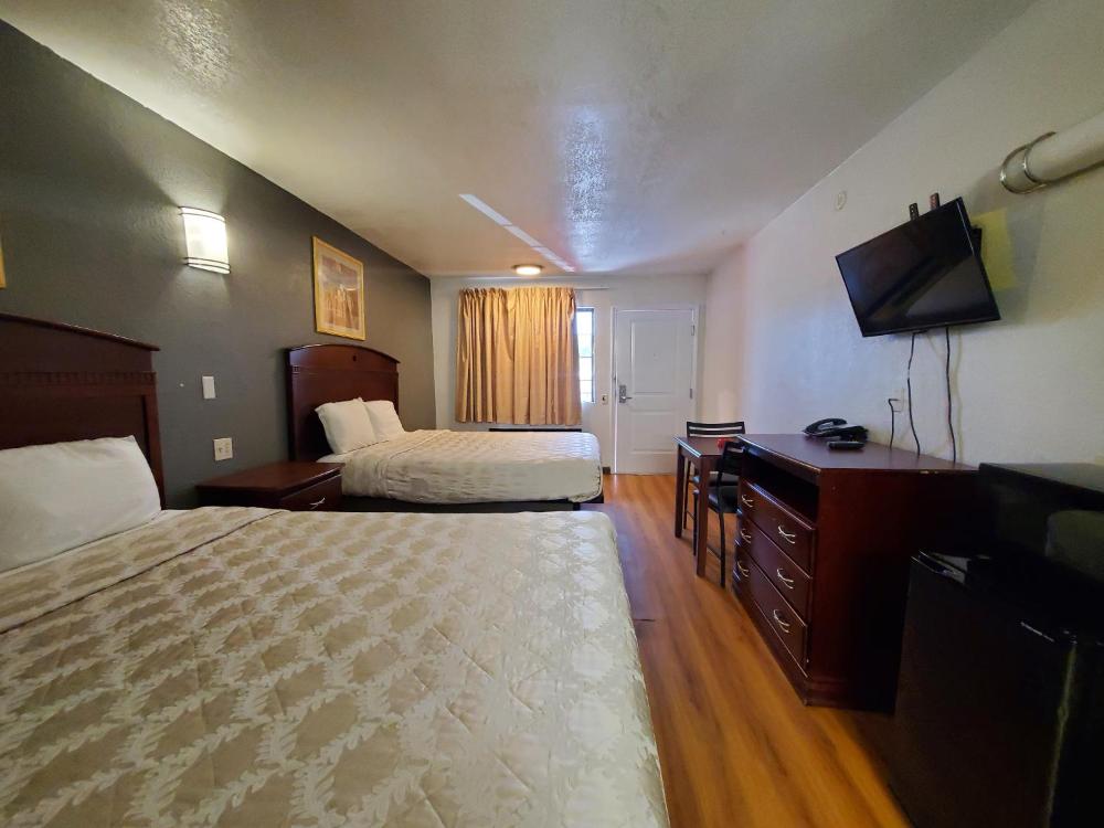 Queen Room with Two Queen Beds - Smoking at Welcome Inn, photo 5